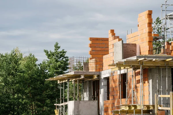 Современный Малоэтажный Кирпичный Дом Кондо Построенный Тихой Природной Зоне Зеленом — стоковое фото