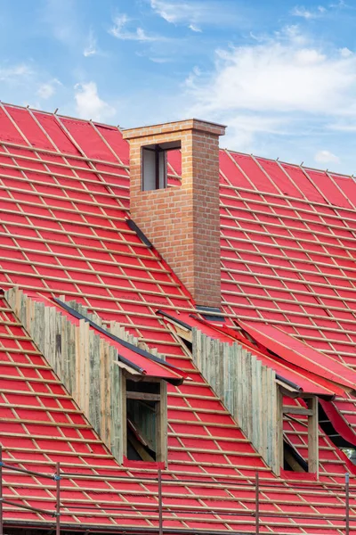 屋根のプロセス 木製のフレームと絶縁と保護のための防水ゴム層でコーティングした屋上 未完成の住宅 — ストック写真