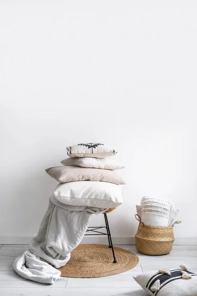 Hasır Sepetteki Döşekler Ekose Tekstil Dekoruna Yakın Temiz Battaniye Çarşaf — Stok fotoğraf