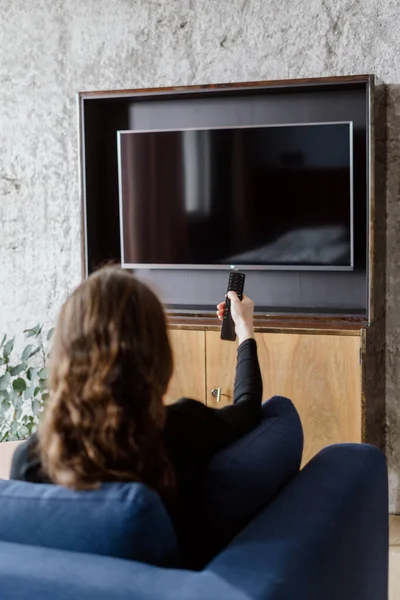 Mujer Presiona Botón Control Remoto Enciende Televisión Disfrutando Película Casa — Foto de Stock