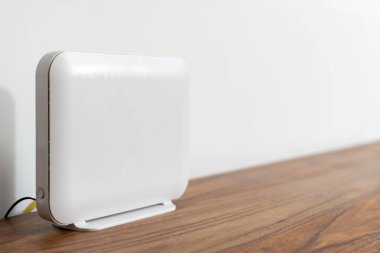 Reklam konsepti internet sağlayıcı hizmetleri. Evden ya da ofisten yüksek hızlı bağlantı. Lan kablolu beyaz modemi fiber hattıyla kapatın. Modern ağ teknolojisi, boşluğu kopyala