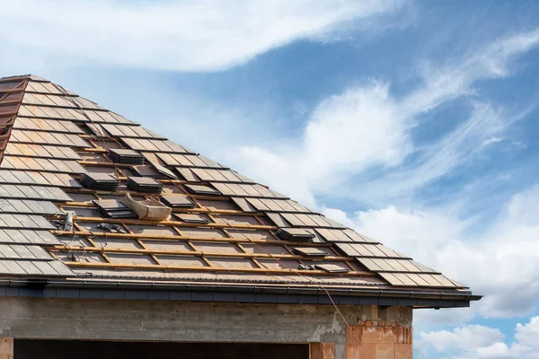 Laying Roof Wooden Framework Metal Tile Overlap Construction Residential Building — Stock Photo, Image