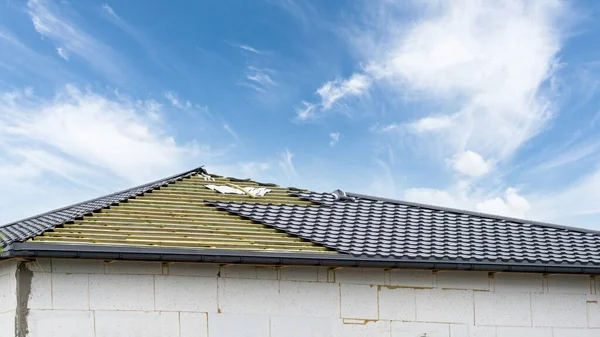 Construction House Roof Wooden Framework Covered Dark Grey Tile Overlap — Stock Photo, Image