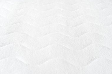Yeni ortopedik hafıza köpük döşek, beyaz bez veya kumaş arka plan, konfor, yumuşak ve hipoalerjenik malzeme tekstil yüzeyi yakın çekim