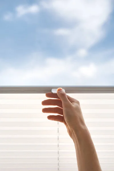 Kadın Elinin Kırpılmış Görüntüsü Yatak Odasındaki Pencerenin Kablosuz Perdelerini Kaldır — Stok fotoğraf