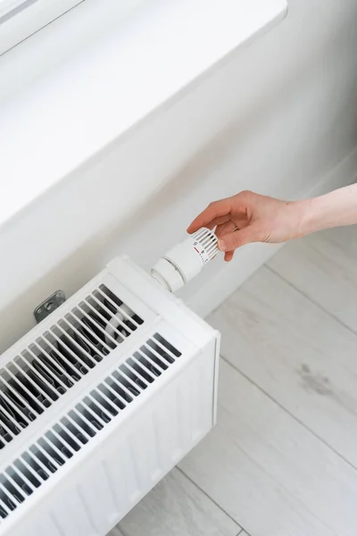 リビングルームのラジエーター温度を調整する女性の手のトップビュー 家庭での快適加熱 エネルギー効率の高い 経済的な概念 — ストック写真