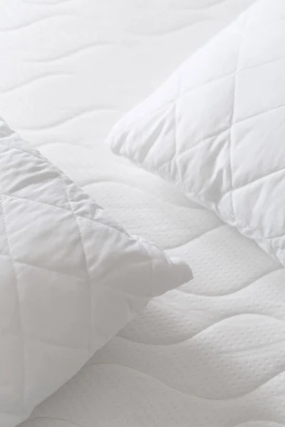 Draufsicht Auf Neue Hypoallergene Kissen Auf Schaumstoff Orthopädische Matratze Bett — Stockfoto