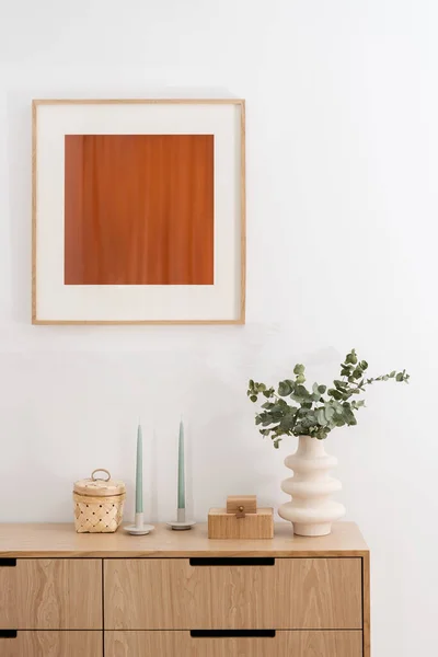 Detail Schlafzimmer Mit Elegantem Interieur Holzkommode Leuchter Keramikvase Mit Eukalyptuszweigen — Stockfoto