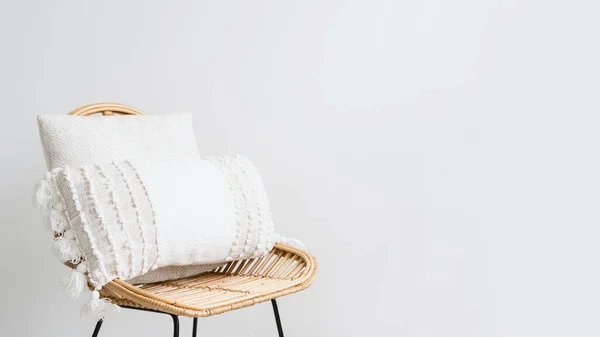 Close Almofadas Tampa Têxtil Cadeira Vime Fundo Branco Com Espaço — Fotografia de Stock