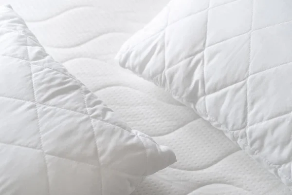 Draufsicht Auf Neue Hypoallergene Kissen Auf Schaumstoff Orthopädische Matratze Bett — Stockfoto