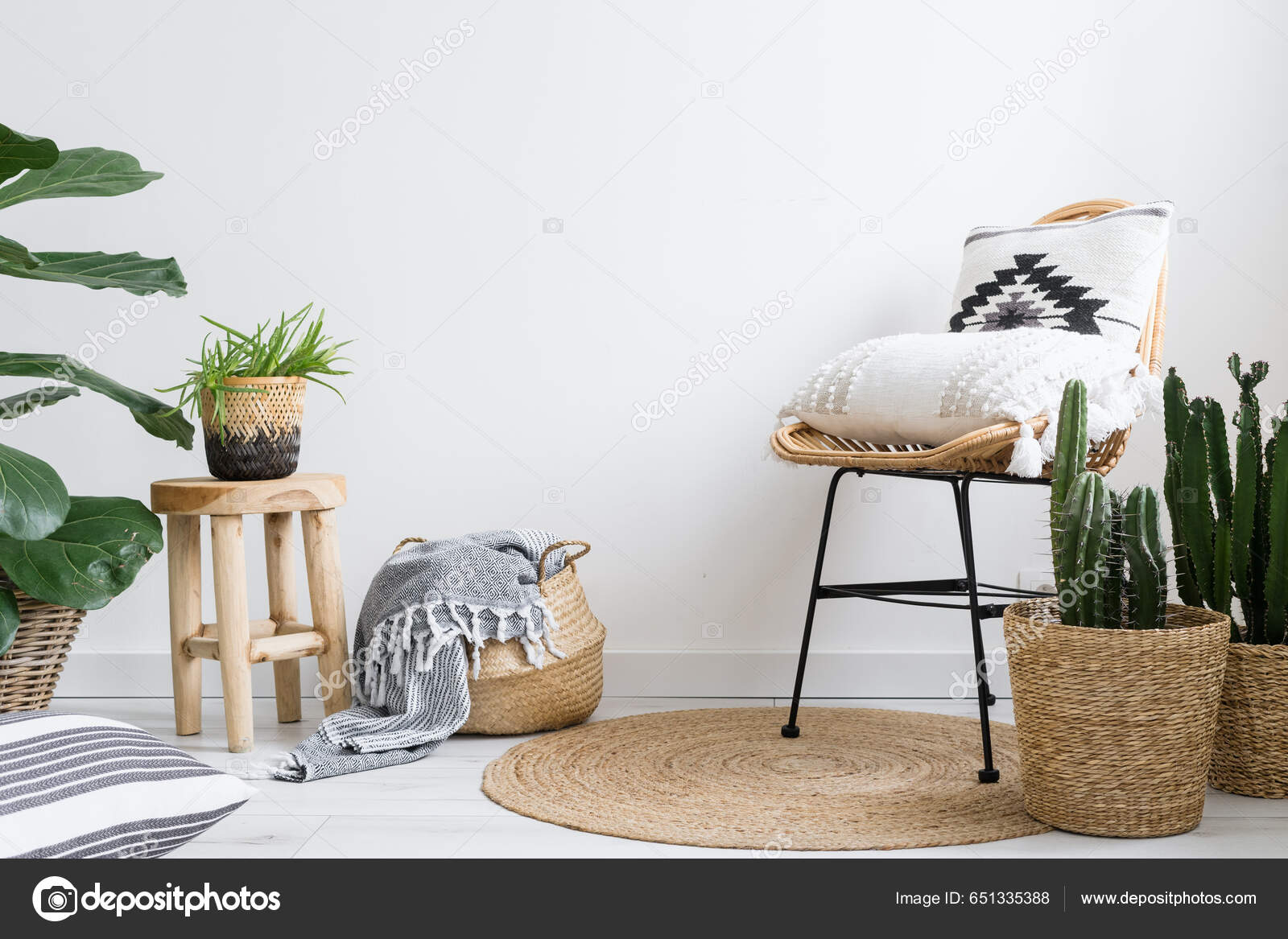 Lägenhet Med Bohemisk Interiör Rottingstol Med Kuddar Rutig Korg Växter —  Stockfotografi © brizmaker #651335388