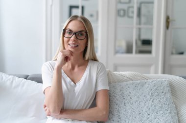 Sarışın bayanın görüntüsü video görüşmesi, internet iletişimi konsepti, webinar konferansı ve yeni bir başlangıç projesi üzerinde uzaktan çalışma