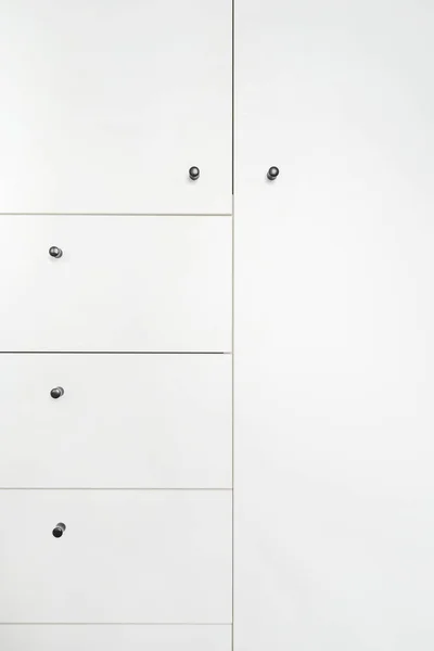 Fasáda Dřevěné Bílé Skříně Zavřenými Dveřmi Zásuvkami Černými Kovovými Držadly — Stock fotografie