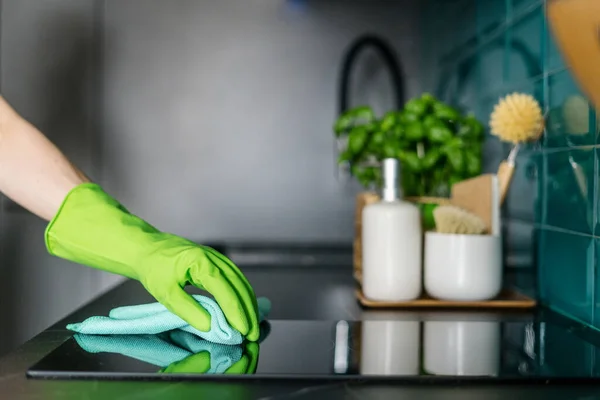 Обрезанный Снимок Женской Руки Резиновой Перчатке Тряпкой Мытья Посуды Керамическая — стоковое фото