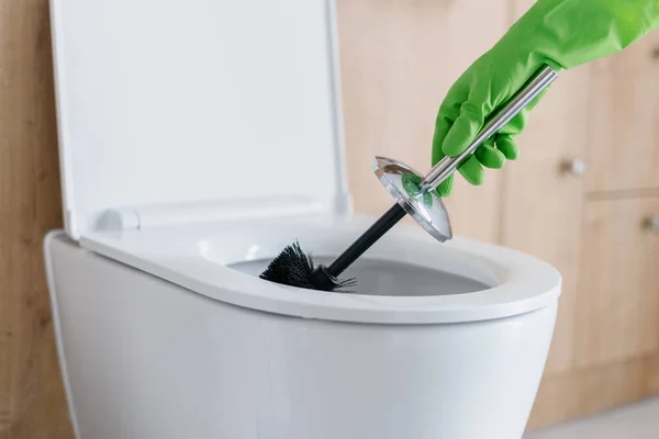 Закройте Вид Туалетную Черную Щетку Металлической Ручкой Держащейся Руку Зеленой — стоковое фото