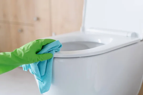 Tangan Dengan Sarung Tangan Karet Hijau Membersihkan Toilet Mangkuk Dengan — Stok Foto