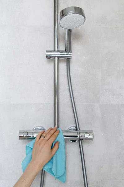 Vertikale Ansicht Der Beschnittenen Frau Hand Reinigung Neue Duschsystem Abwischen — Stockfoto