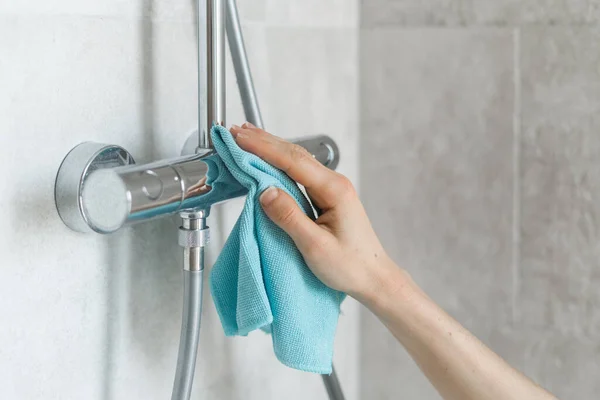 Nahaufnahme Der Dusche Metall Sanitär Reinigung Und Polieren Durch Die — Stockfoto