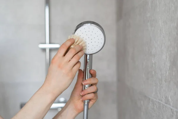 Nahaufnahme Von Frauenhänden Mit Einem Metallkopf Unter Der Dusche Und — Stockfoto
