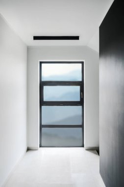 panoramik pencere, girişi buzlu camla kaplı, modern içerisi çok katlı bina, yenileme konsepti