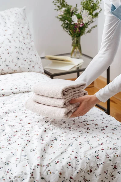 Frau Legt Saubere Und Weiche Handtücher Auf Das Bett Zimmer — Stockfoto