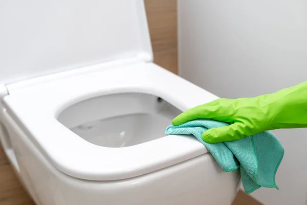 Close Hand Green Rubber Protective Glove Blue Cloth Cleaning Toilet — Stock Photo, Image