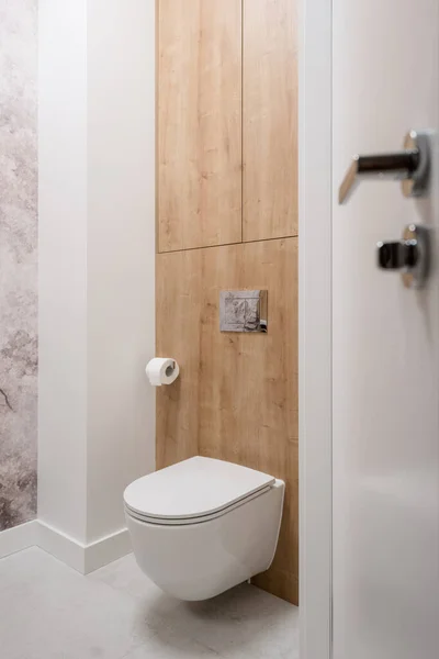 Otevřené Dveře Pohled Zeď Namontované Keramické Miska Uzavřeným Víkem Koupelně — Stock fotografie