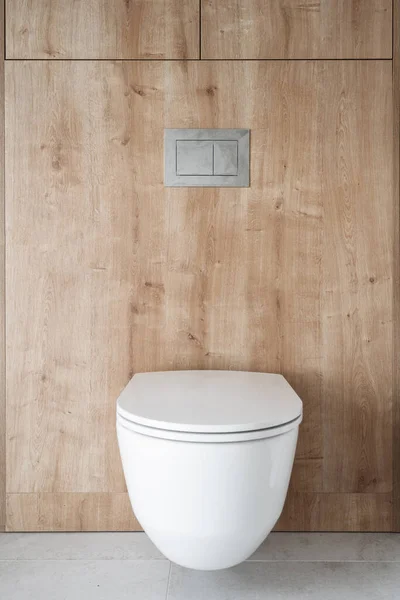在公寓或酒店房间的豪华浴室 前面的白色水壶上有隐藏的水槽和墙上的冲水按钮开关 室内设计概念 — 图库照片