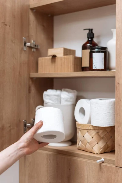 Przycięte Ujęcie Żeńskiej Ręki Weź Papier Toaletowy Półki Drewnianej Szafki — Zdjęcie stockowe