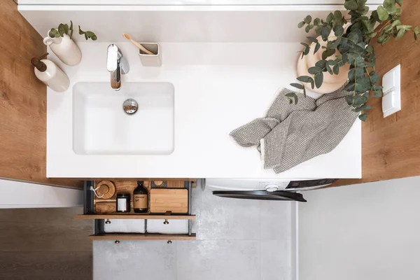 Innenraum Kleinen Häuslichen Waschraum Waschbecken Mit Chrommixer Vase Mit Eukalyptuszweig — Stockfoto