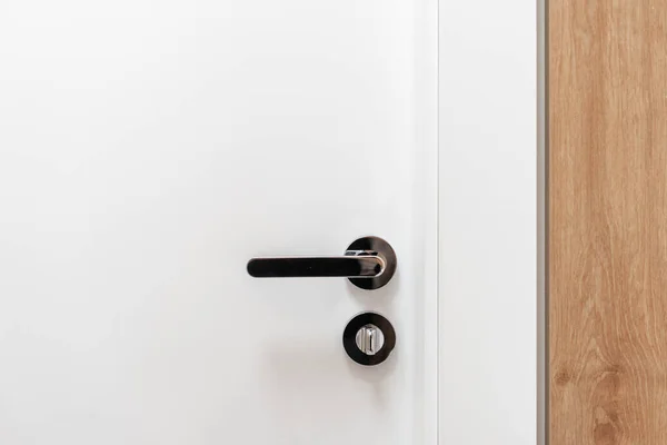 ステンレス製のハンドルを閉じて白い閉じたドアに鍵をかける部屋の入り口プライバシーと安全コンセプト — ストック写真