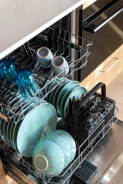 Высокий Угол Обзора Полностью Интегрированной Посудомоечной Машины Чистой Посудой Столовые — стоковое фото
