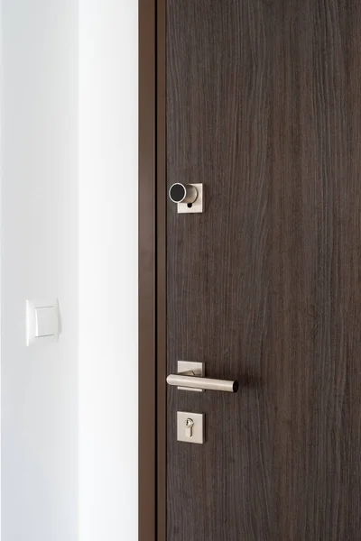Vertical Shot Home Entrance Closed Brown Door Aluminium Locke Handle — Stock Photo, Image