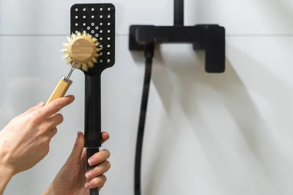 Close View Woman Cleaning Black Shower System Ξύλινη Βούρτσα Στο — Φωτογραφία Αρχείου