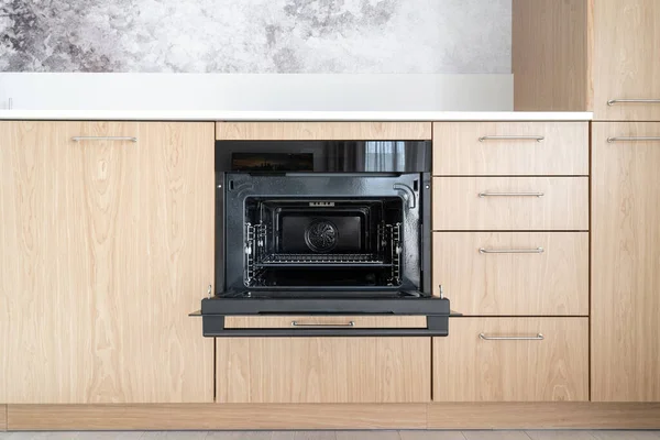 Mutfak Mobilyalarında Modern Fırın Ahşap Depolama Cephesi Entegre Aletleri Yemek — Stok fotoğraf