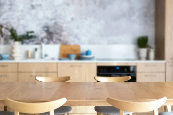 Prázdný Jídelní Stůl Židle Rozmazané Kuchyňské Zázemí Moderní Dřevěný Nábytek — Stock fotografie