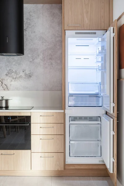 Tiro Vertical Interior Cozinha Com Móveis Madeira Bege Novos Aparelhos — Fotografia de Stock