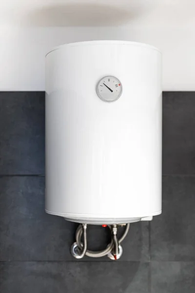 浴室和浴室用的热水锅炉 舒适家庭用电热器 具有指示器温度的现代便利设备 因贪得无厌而节衣缩食 — 图库照片