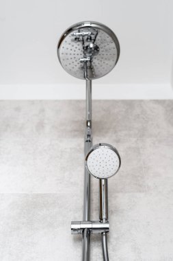 Krom kaplama duşlu ve fayanslı arka planda tutucu var. Modern tavan arası tuvaletinde yeni tesisat. Otel içi detaylar