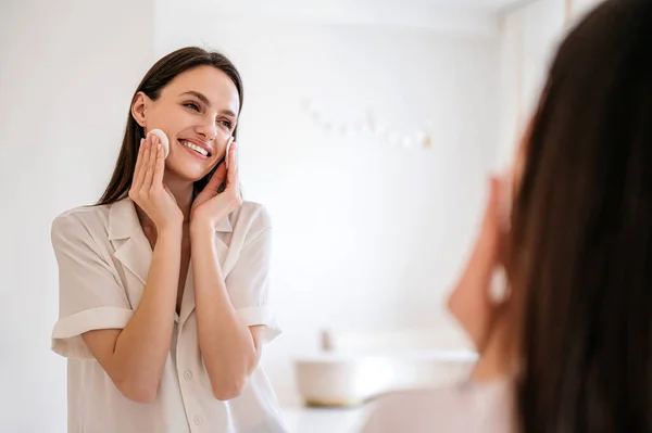 Conceptos Rutinarios Piel Cuidado Piel Saludables Mujer Feliz Quitar Maquillaje — Foto de Stock