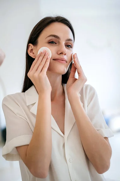 Mujer Limpiando Cara Con Loción Cosmética Usando Esponja Algodón Señora — Foto de Stock