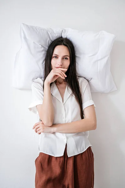 Verticaal Zicht Jonge Vrouw Pyjama Wordt Wakker Hypoallergeen Kussen Ochtend — Stockfoto