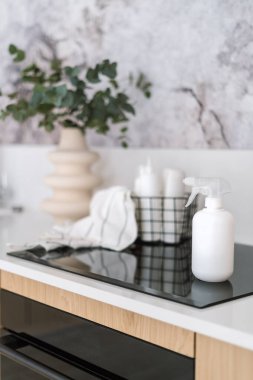 Temizlik sobası ve ev aletleri için deterjan içeren plastik sprey şişesine odaklan.