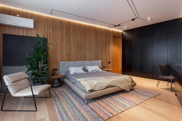 Acogedor Dormitorio Con Muebles Nuevos Piso Moderno Cómoda Cama Con —  Fotos de Stock