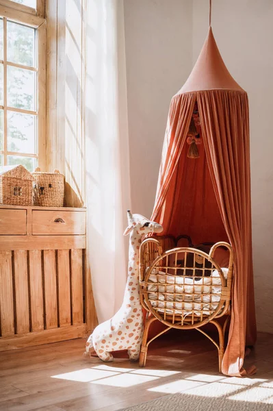 Vertikale Aufnahme Eines Kinderbettes Mit Rotem Textilbaldachin Über Holzmöbeln Plüschtiere — Stockfoto