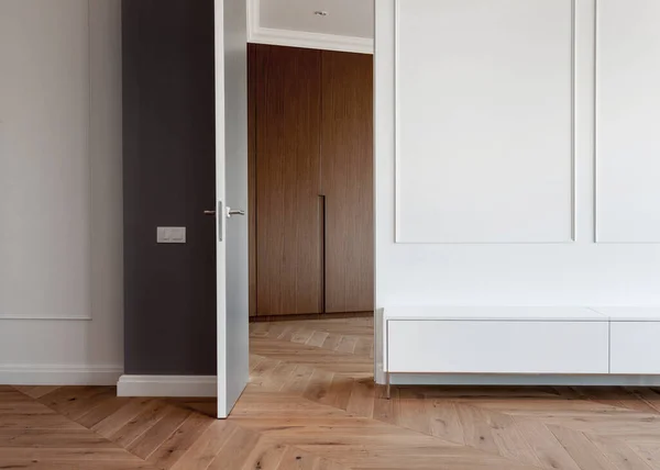 古典的なスタイルの壁の装飾と改装された家の木製のラミネートの床を持つ空の部屋 新しい生活空間のためのインテリアデザインのアイデア — ストック写真