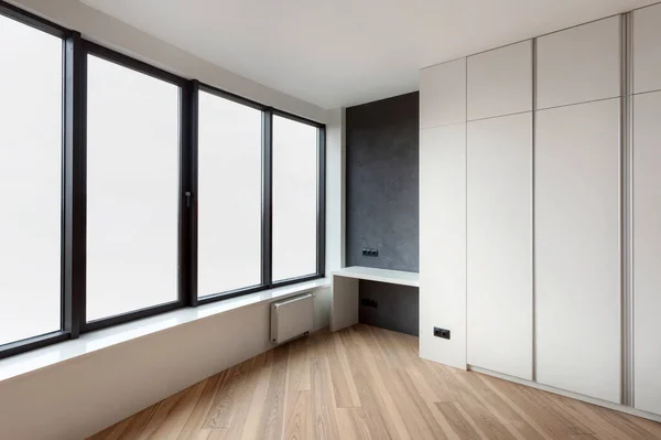 Ofis Alanı Kavramı Modern Beyaz Dolabı Olan Yenilenmiş Bir Oda — Stok fotoğraf