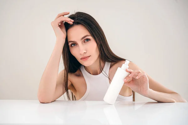 Beauty Model Hold Dispenser Flaska Med Återfuktande Balsam För Hårvård — Stockfoto