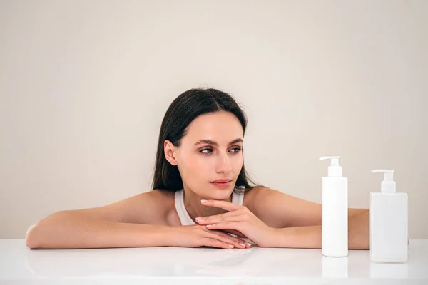Ung Kvinna Tittar Dispenser Flaskor Med Professionella Kosmetiska Produkter Kvinna — Stockfoto