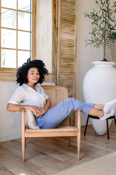 Sonriente Mujer Afroamericana Despreocupada Sentarse Relajarse Silla Sala Estar Con —  Fotos de Stock